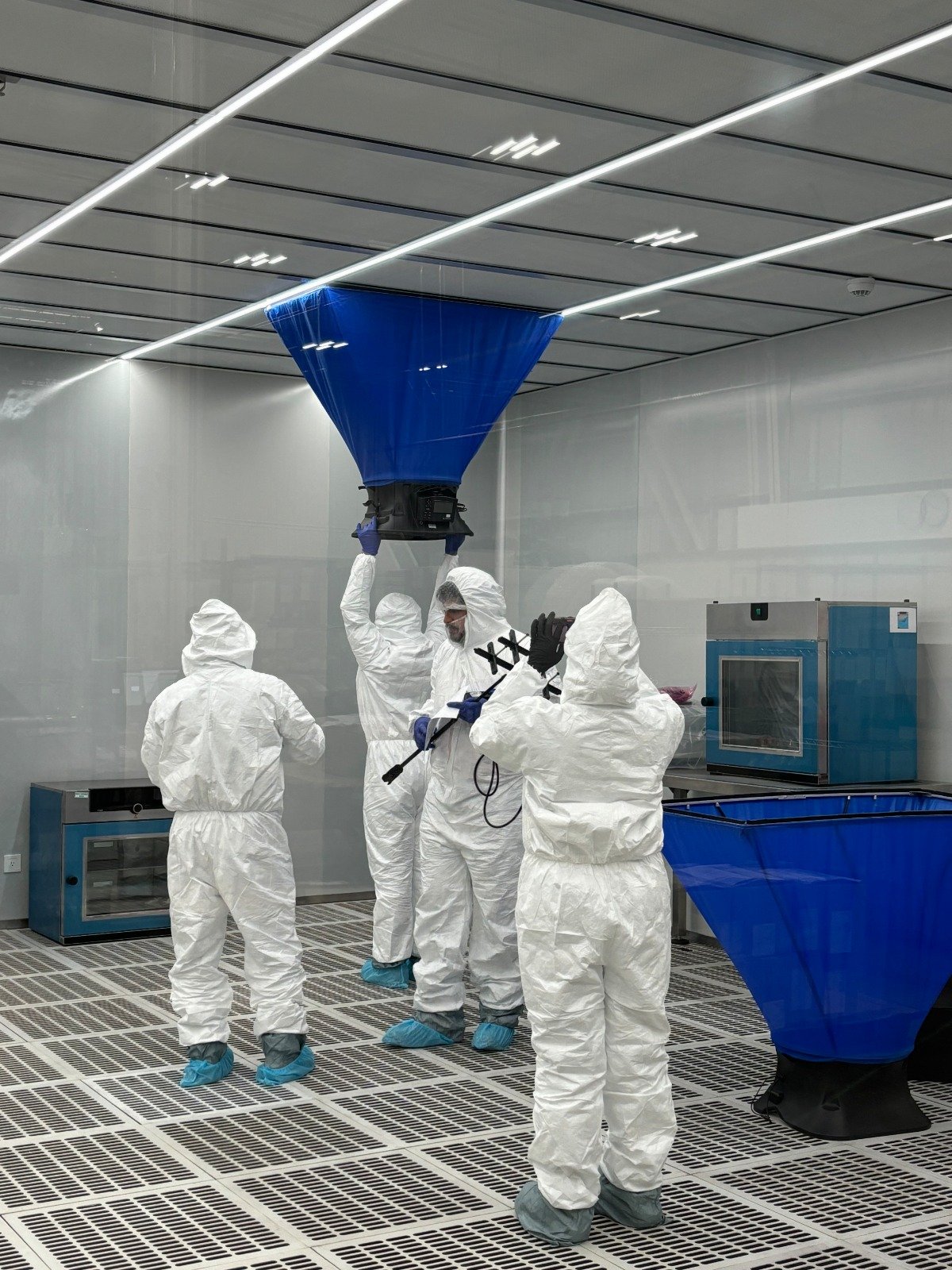 Técnico AZVIR realizando prueba de flujo de aire en sala limpia con equipo de medición