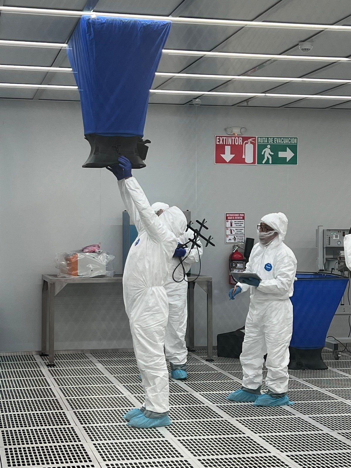 Equipo AZVIR certificando sala limpia industrial en maquiladora